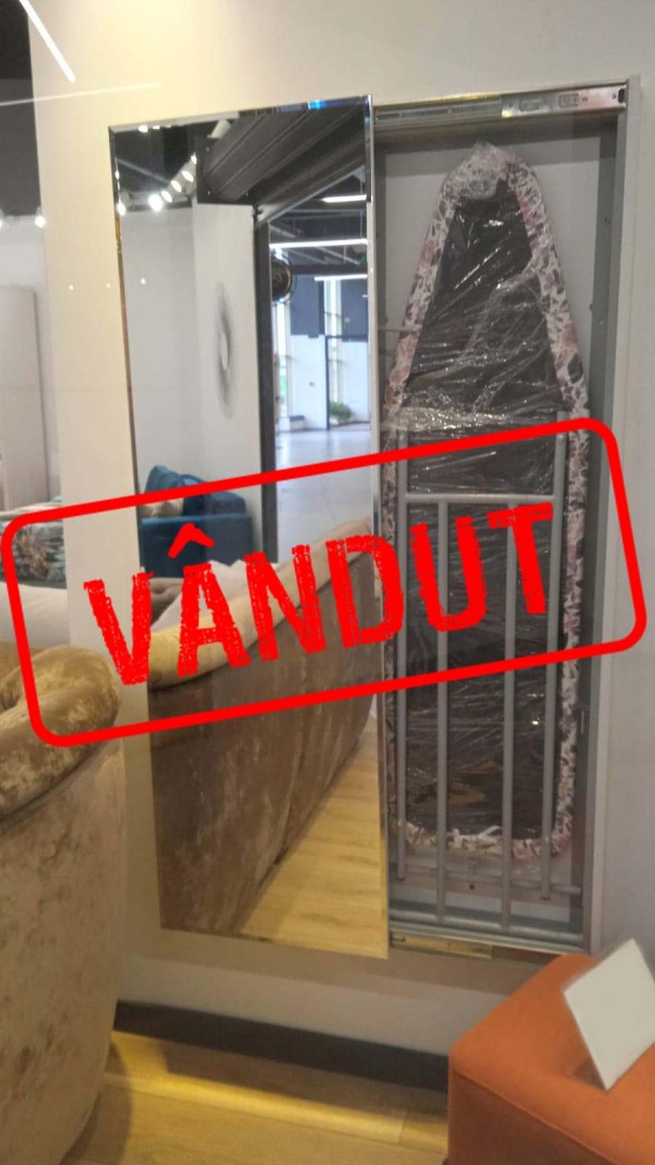 Masă de călcat încorporată cu oglindă