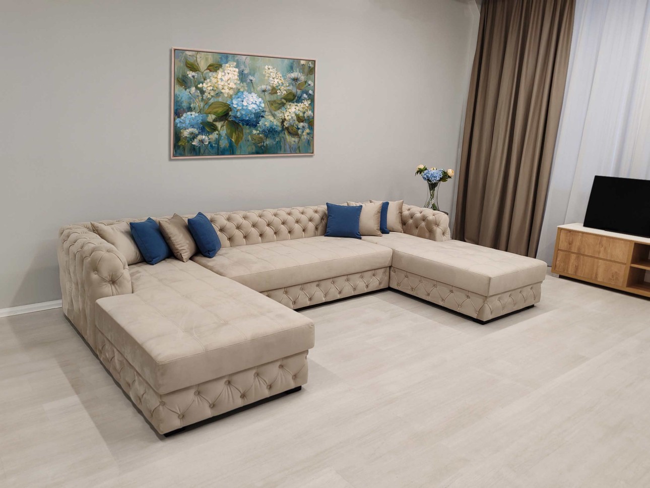 Canapea contemporană cu elemente Capitone