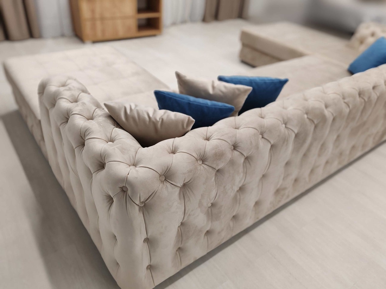 Canapea contemporană cu elemente Capitone