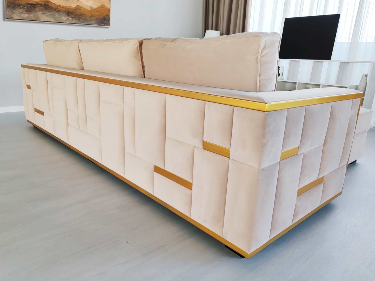 Eleganță Pariziană – Canapeaua "Golden Touch"