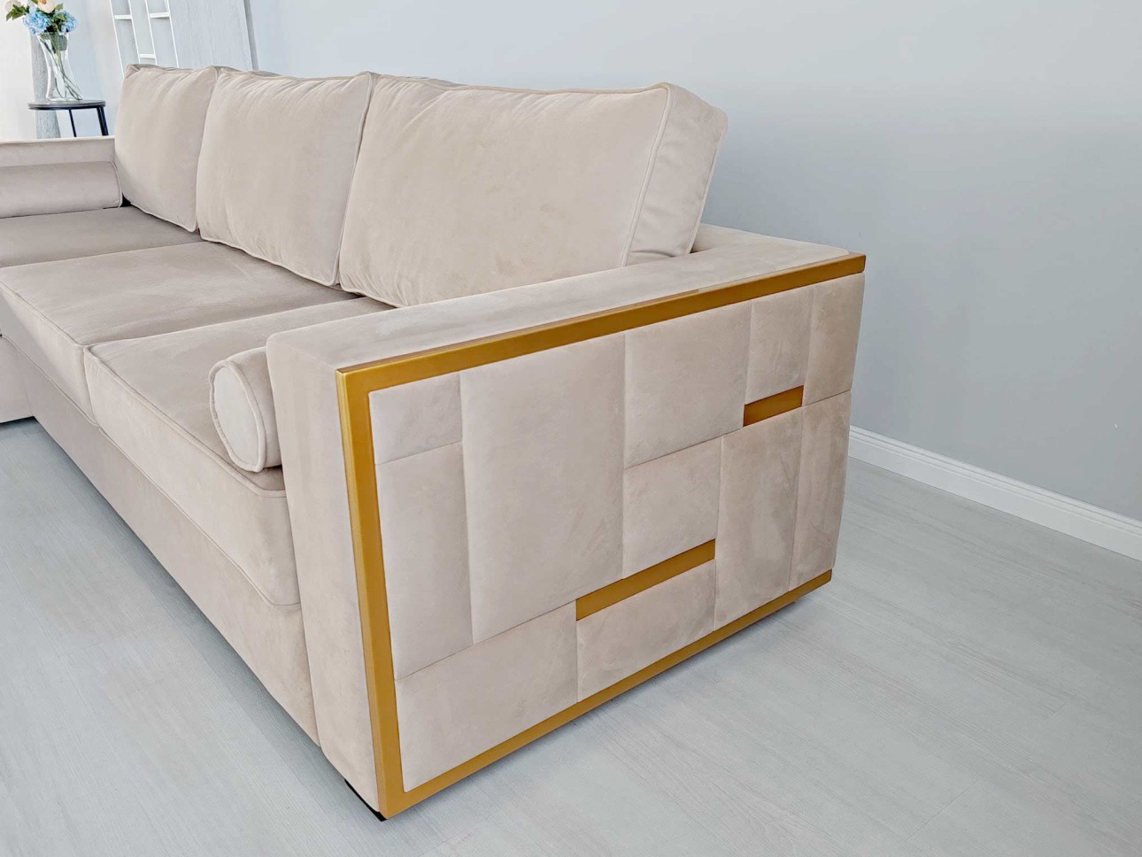 Eleganță Pariziană – Canapeaua "Golden Touch"