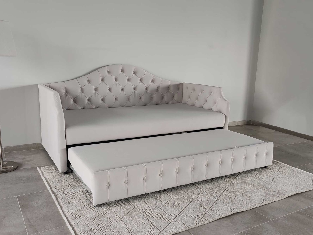 Design Moldovenesc, Rafinament Francez – Divanul "Mademoiselle"