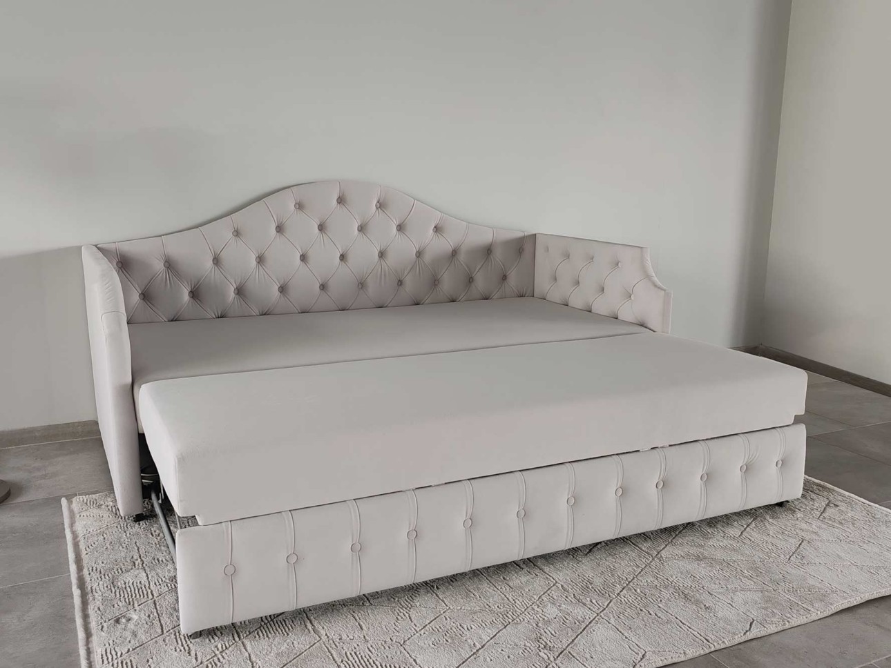 Design Moldovenesc, Rafinament Francez – Divanul "Mademoiselle"