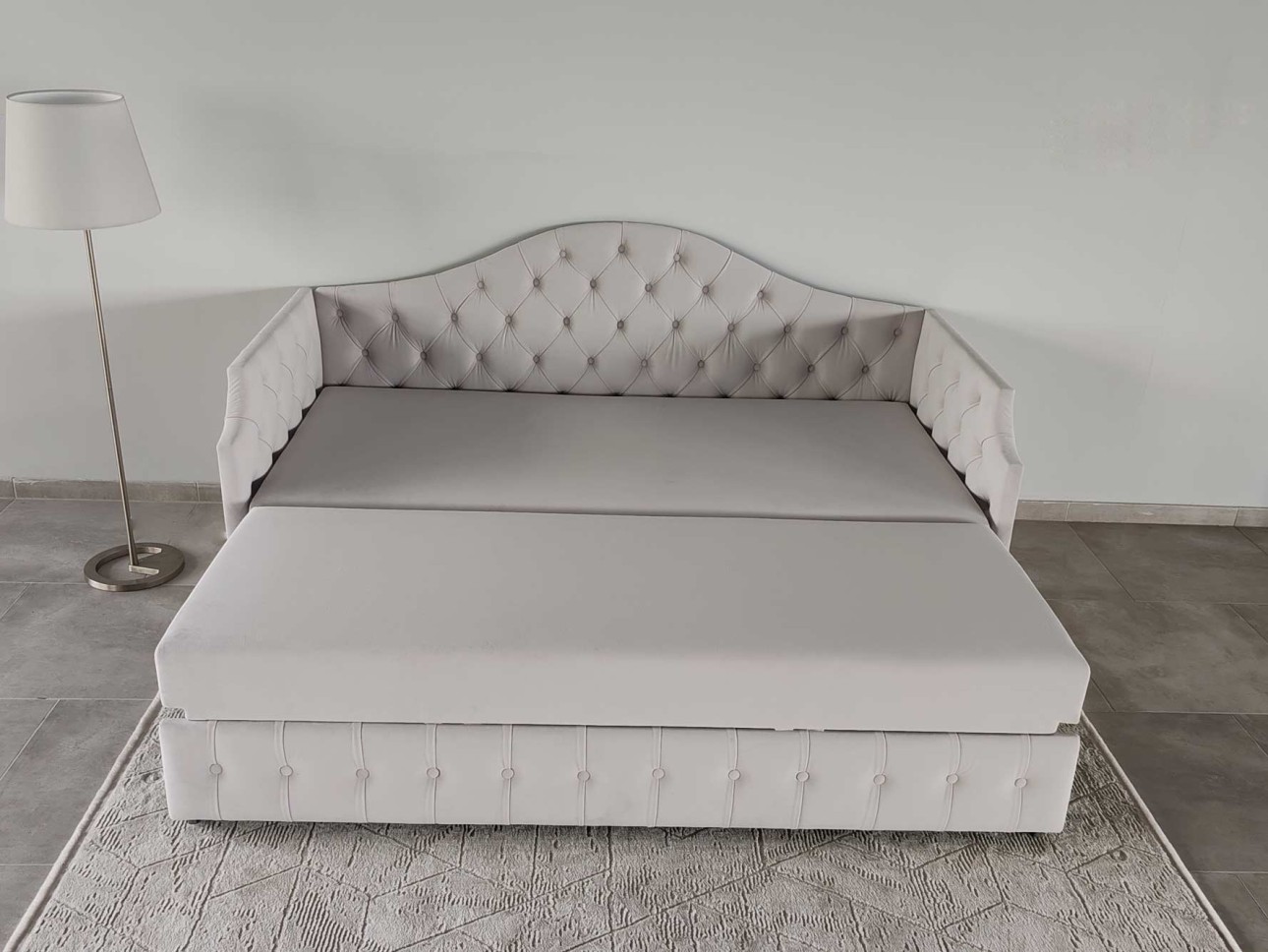 Design Moldovenesc, Rafinament Francez – Divanul "Mademoiselle"