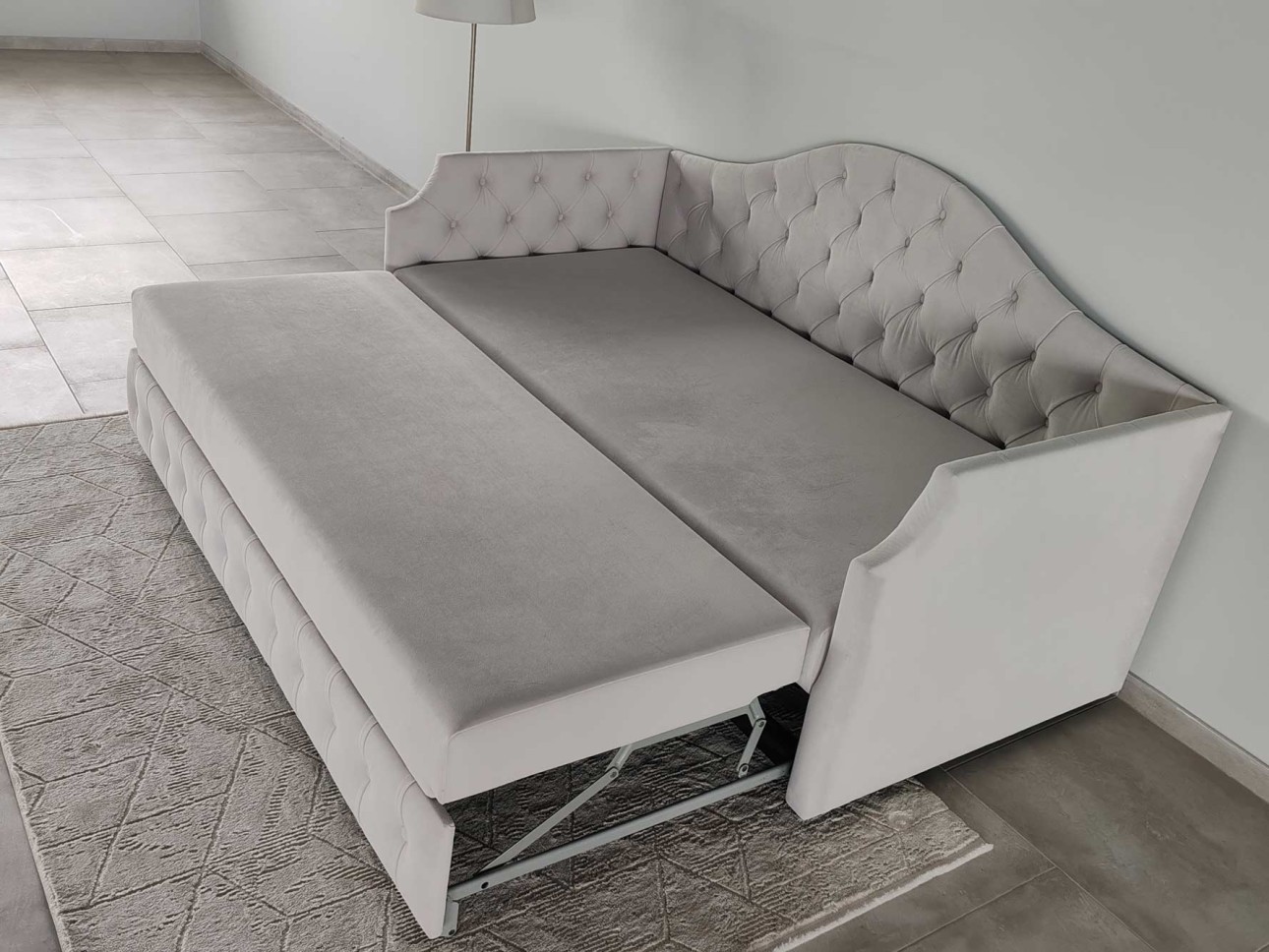 Design Moldovenesc, Rafinament Francez – Divanul "Mademoiselle"