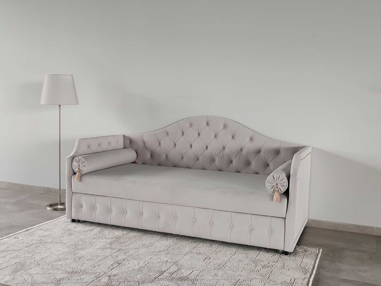 Design Moldovenesc, Rafinament Francez – Divanul "Mademoiselle"