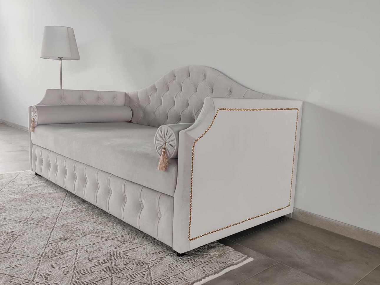 Design Moldovenesc, Rafinament Francez – Divanul "Mademoiselle"