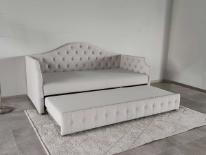 Design Moldovenesc, Rafinament Francez – Divanul "Mademoiselle"