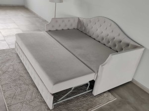 Design Moldovenesc, Rafinament Francez – Divanul "Mademoiselle"