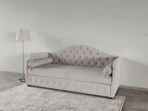 Design Moldovenesc, Rafinament Francez – Divanul "Mademoiselle"