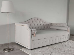 Design Moldovenesc, Rafinament Francez – Divanul "Mademoiselle"