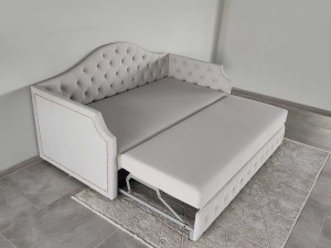 Design Moldovenesc, Rafinament Francez – Divanul "Mademoiselle"