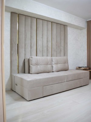 Canapea MADRID personalizată cu Panou Decorativ "Wall-to-Ceiling