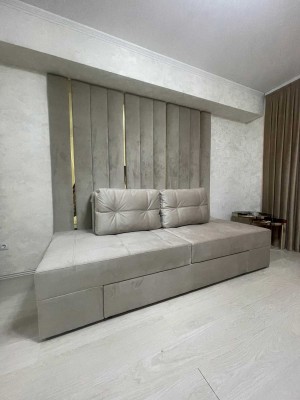 Canapea MADRID personalizată cu Panou Decorativ "Wall-to-Ceiling