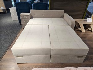 Colțar extensibil MADRID, șezlong dreapta, cu ladă de depozitare, o noptieră integrată, mecanism de extindere „foarfece”, 2100x1500x850 mm, spațiu de dormit 1550x2050 mm.