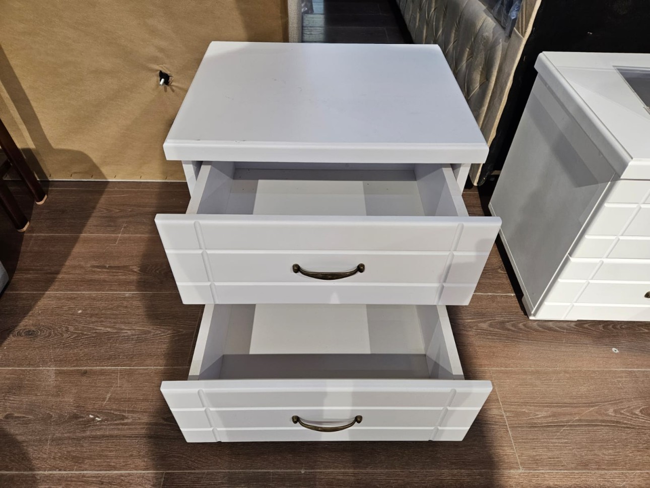 Noptiera Rich, culoarea albă