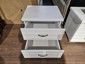 Noptiera Rich, culoarea albă